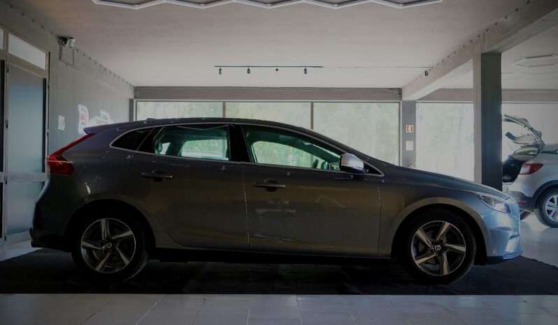 
								Volvo V40 D2 R Design full									