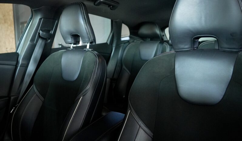 
								Volvo V40 D2 R Design full									