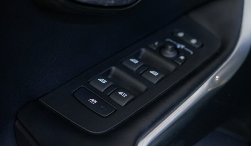 
								Volvo V40 D2 R Design full									