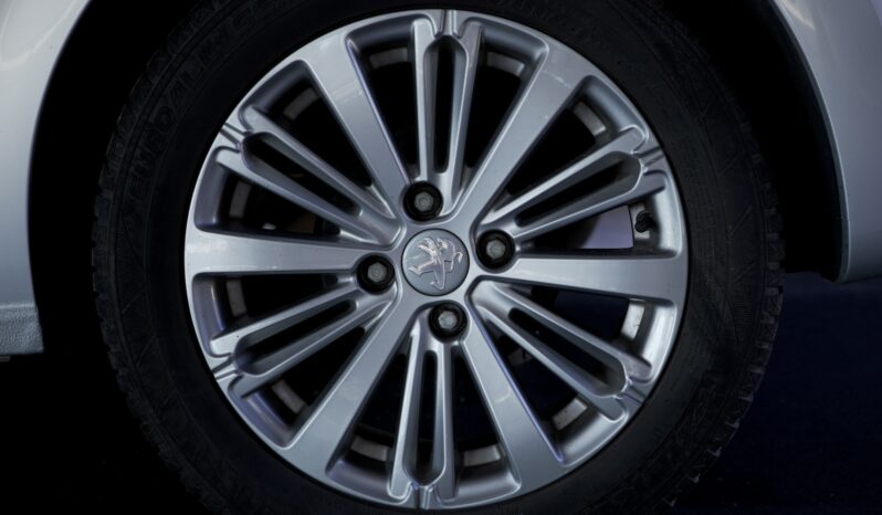 
								Peugeot 208 Allure full									