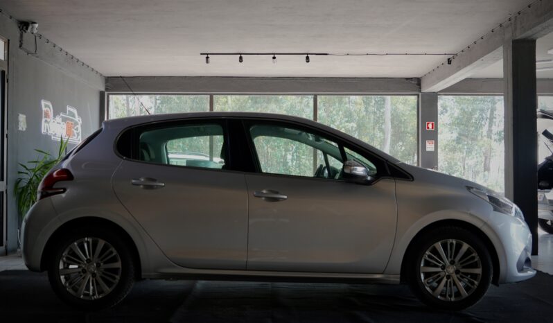 
								Peugeot 208 Allure full									