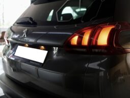 
										Peugeot 2008 Signature full									