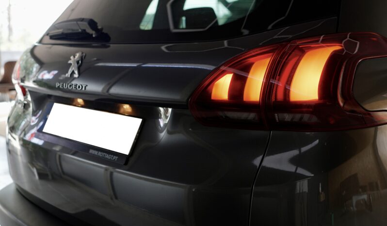 
								Peugeot 2008 Signature full									