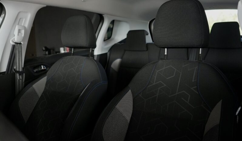 
								Peugeot 2008 Signature full									