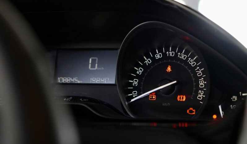 
								Peugeot 2008 Signature full									
