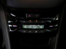 
										Peugeot 2008 Signature full									