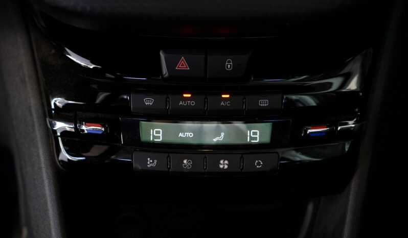 
								Peugeot 2008 Signature full									