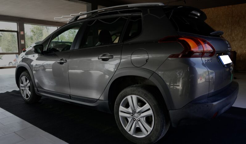 
								Peugeot 2008 Signature full									